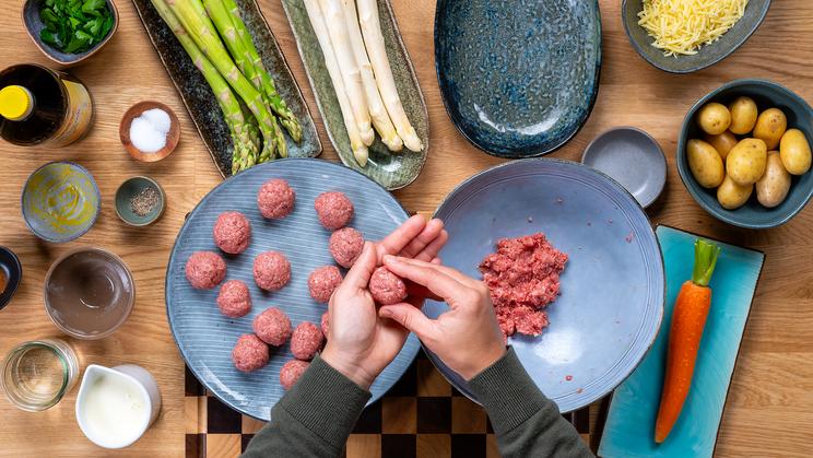 Spargel Auflauf mit Hackfleisch Bällchen